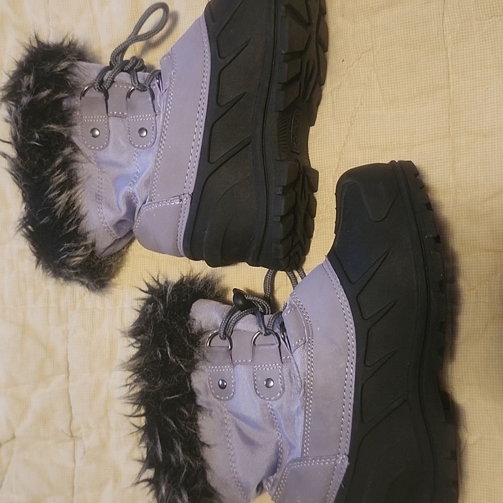 NWOT Itasca Brand Stylish Black and Purple Snow Boots with Faux Fur. Girls SZ 2